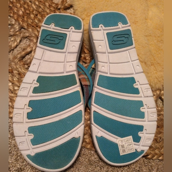 Sketchers memory foam Sandals (Bundle) - Picture 7 of 8